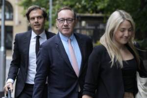 Cinema, Kevin Spacey a processo a Londra per violenza sessuale