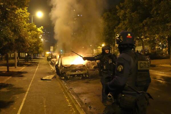 Proteste e violenti scontri a Nanterre dove la polizia ha ucciso ragazzo di 17 anni