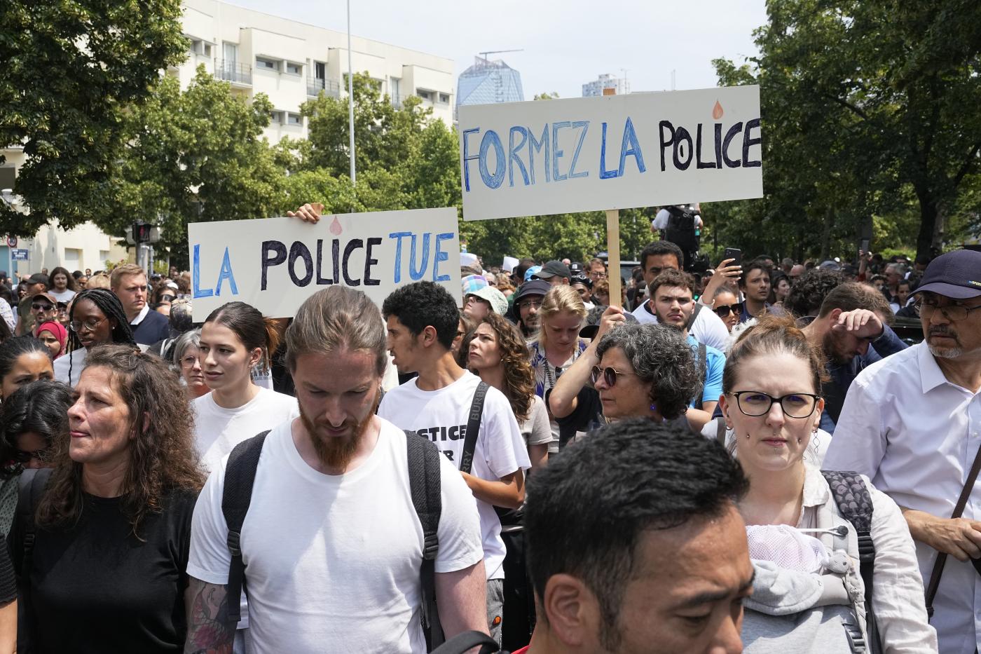 Francia, 17enne ucciso a Nanterre: scontri alla marcia bianca per Nahel