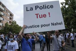 Manifestazione di protesta a Parigi per la morte del giovane Nahel ucciso da un poliziotto