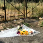 Omicidio Primavalle, fiori sul luogo del ritrovamento del cadavere
