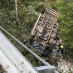 Trentino, van con 7 persone a bordo precipita in scarpata