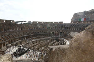 Incide nome fidanzata sul Colosseo, identificato autore