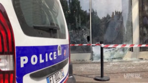 Proteste in Francia, saccheggiato negozio Nike in centro a Parigi