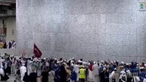 Pellegrini a La Mecca, il lancio di sassi dei fedeli per l’Hajj