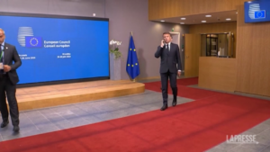 Scontri in Francia, Macron lascia il Consiglio europeo