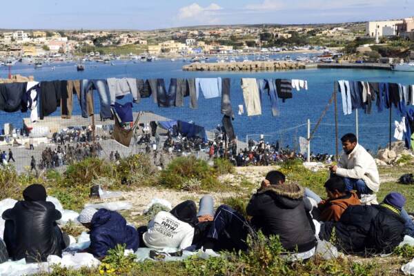 Migranti, sbarchi senza sosta a Lampedusa: oltre 3500 in hotspot