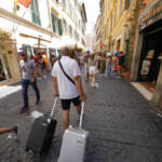 Estate, calano gli italiani in vacanza: pesa incertezza economica
