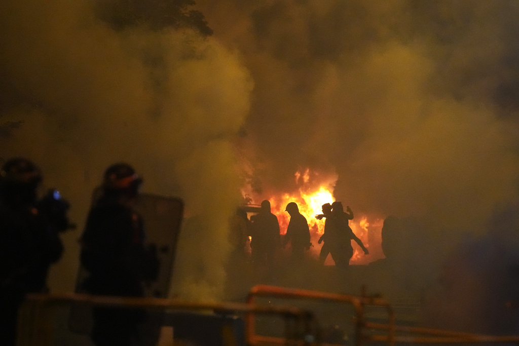 Proteste Nanterre, Macron lascia Consiglio Europeo e torna a Parigi