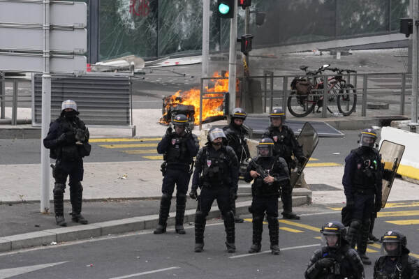 Francia, altra notte di scontri: quasi mille arresti in tutto il Paese