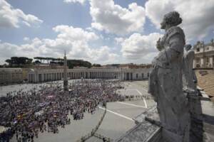 Papa Francesco durante l\'Angelus in Piazza San Pietro