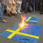 Pakistan, manifestanti islamici bruciano bandiere svedesi