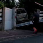 Francia, auto bruciata rimossa da casa del sindaco di L’Haÿ-les-Roses