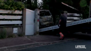 Francia, auto bruciata rimossa da casa del sindaco di L’Haÿ-les-Roses