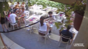 Cagliari, furgone travolge tavolini e persone: il momento dell’impatto
