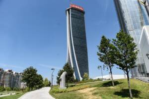 Milano, operai sospesi nel vuoto per ultimare la scritta Generali sulla cima della Torre Hadid a Citylife