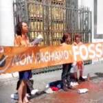 Firenze, attivisti clima: liquido rosso in testa davanti Battistero