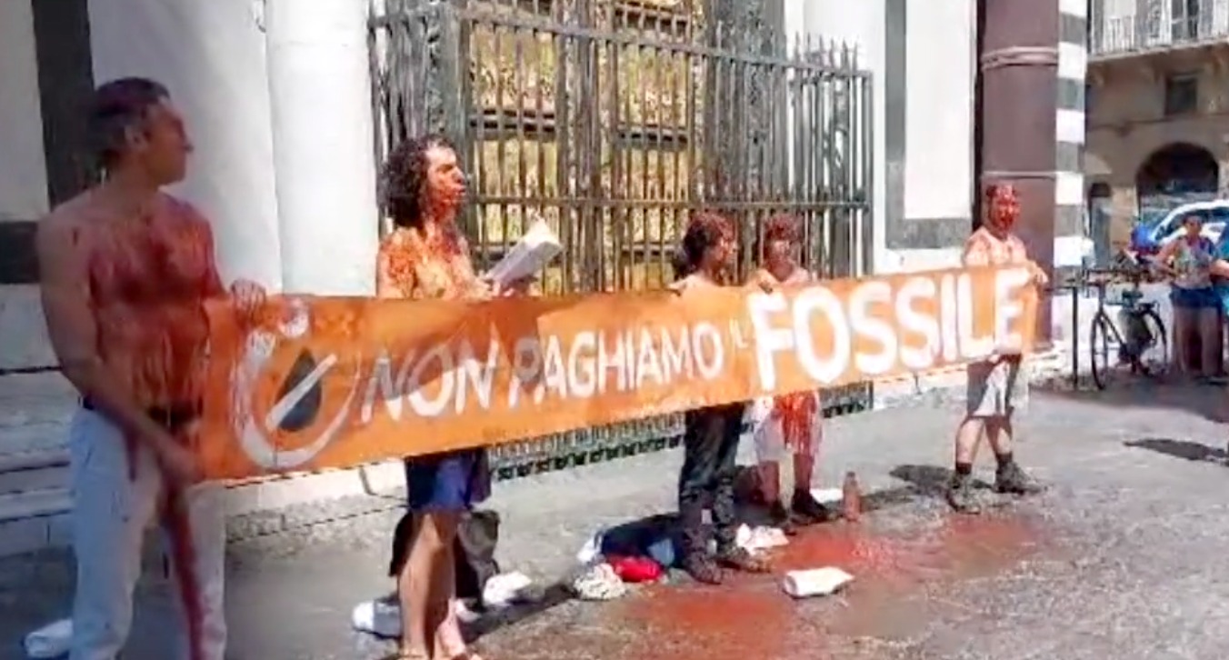 Firenze, attivisti clima: liquido rosso in testa davanti Battistero Firenze, attivisti clima: liquido rosso in testa davanti Battistero
