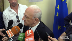 Pd, De Luca: “Demenziale elezione segretario da chi non è del partito”