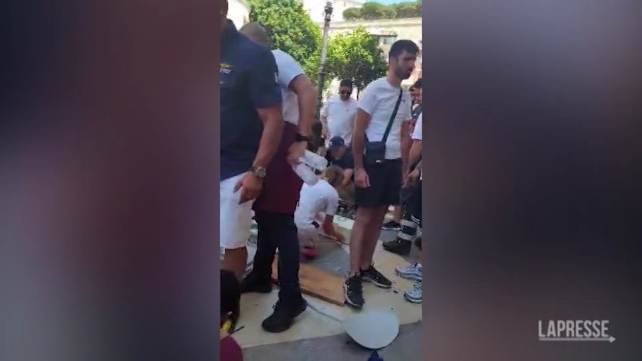 Cagliari, Furgone Travolge Tavolini E Persone: Il Video Dei Soccorsi ...