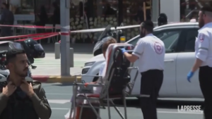Tel Aviv, auto sulla folla: i soccorsi degli 8 feriti dopo l’attacco