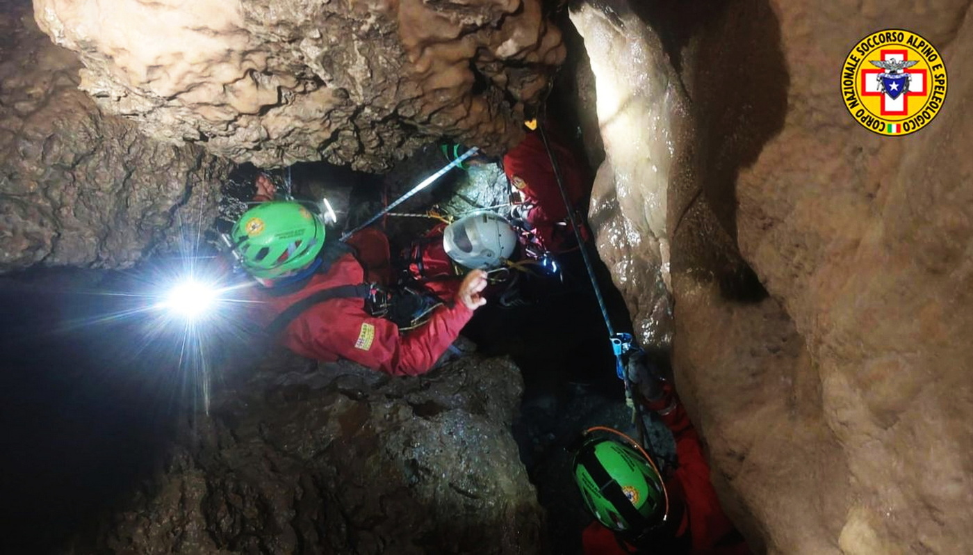 Bergamo, speleologa infortunata portata fuori dalla grotta Bergamo, speleologa infortunata portata fuori dalla grotta