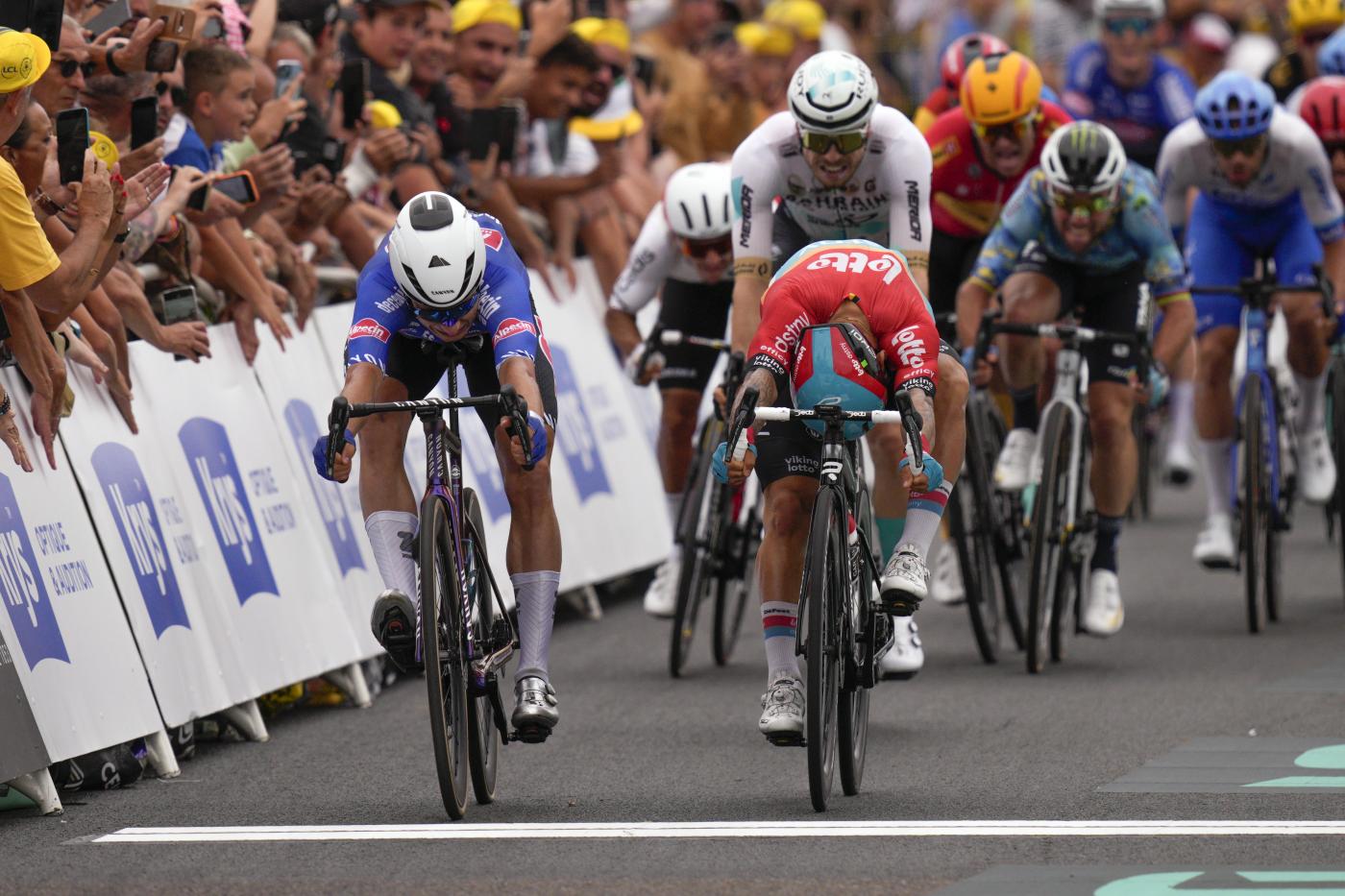Tour de France, Philipsen fa il bis: vince quarta tappa a Nogaro