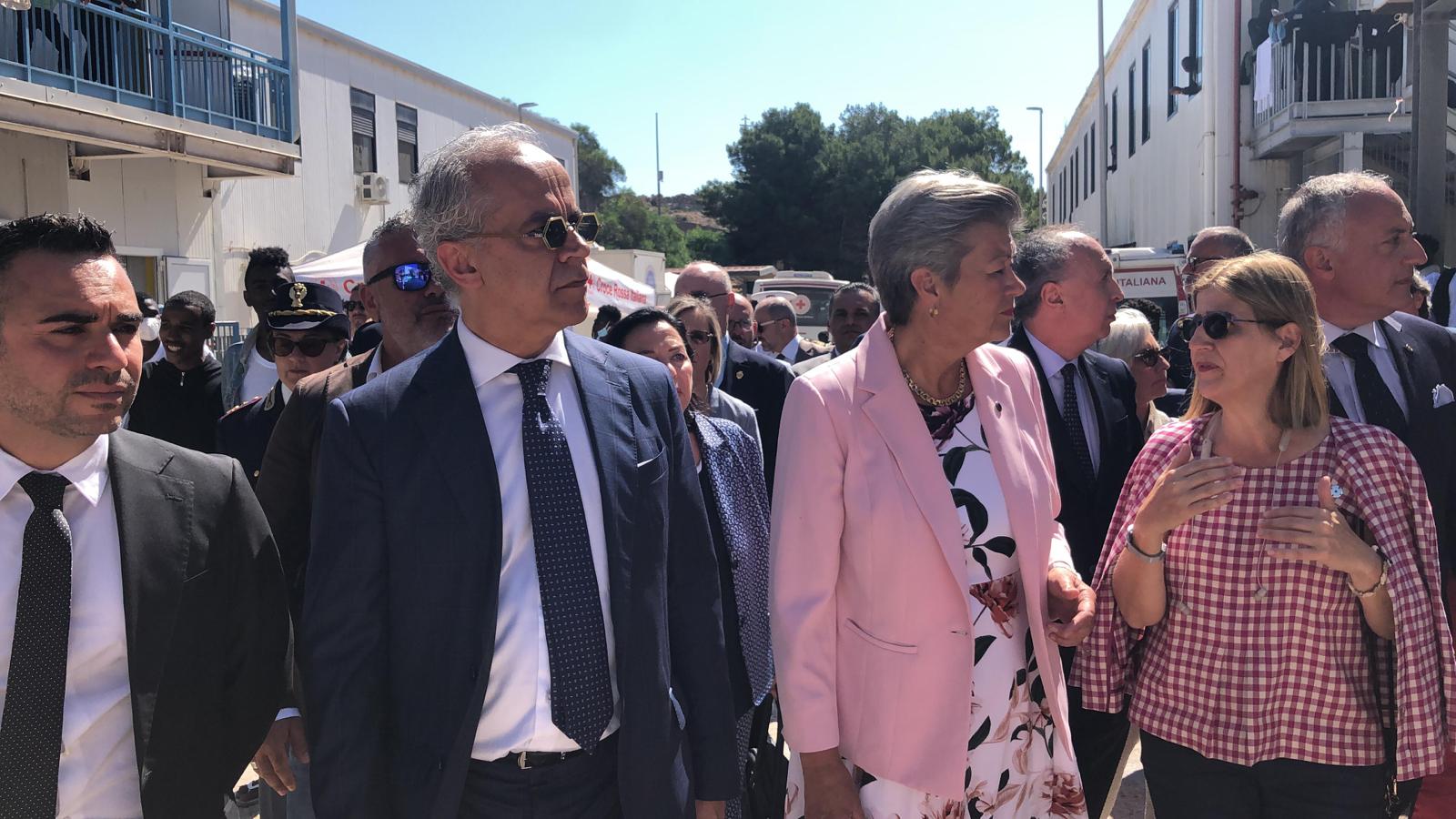 Migranti, Piantedosi e Johansson all’hotspot di Lampedusa Migranti, Piantedosi e Johansson all’hotspot di Lampedusa