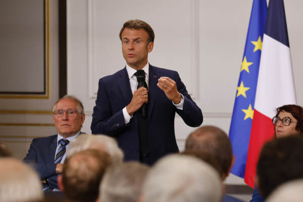 Francia, Macron a sindaci: “Picco violenza è passato, ma cautela”