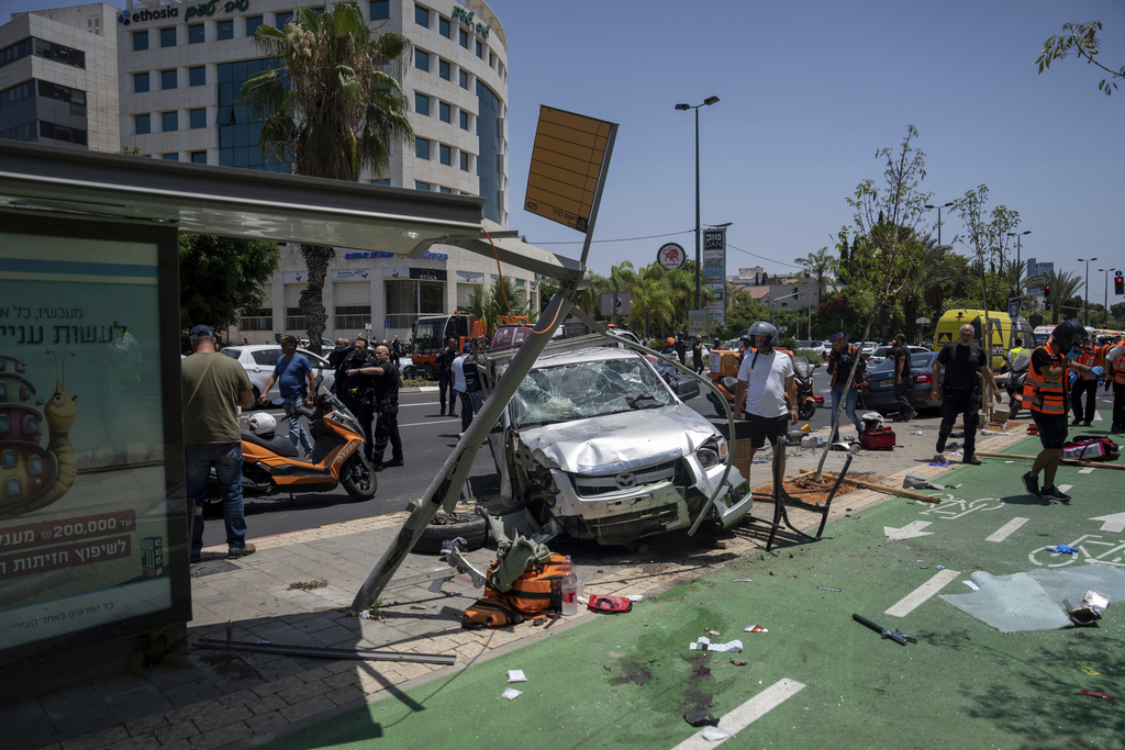 Tel Aviv, auto contro pedoni: 8 feriti