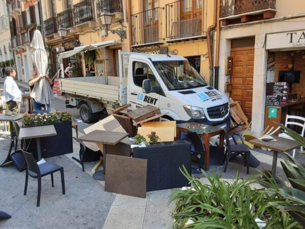 Furgone su folla a Cagliari, indagini su freno a mano e fioriere