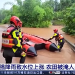 Alluvioni in Cina, coppia salvata con drone e gru