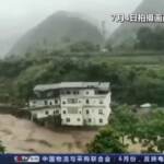 Cina devastata da alluvioni e frane, il crollo di un palazzo