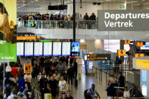 Amsterdam, cancellati oltre 300 voli a causa del maltempo
