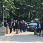 Italia-Polonia, Meloni accolta con dei fiori dal premier polacco Morawiecki