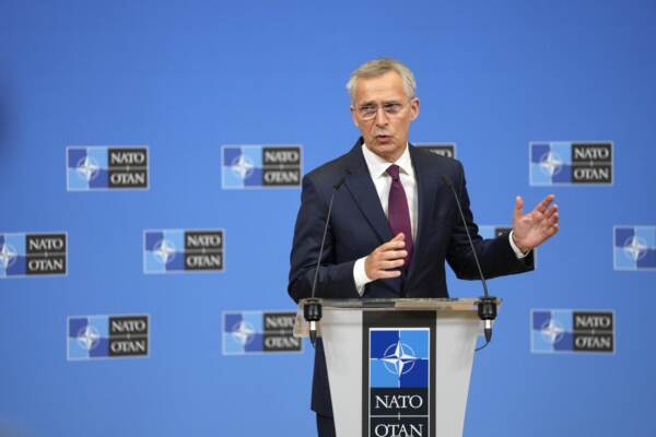 Il Segretario Generale della NATO Jens Stoltenberg parla durante una conferenza stampa a Bruxelles