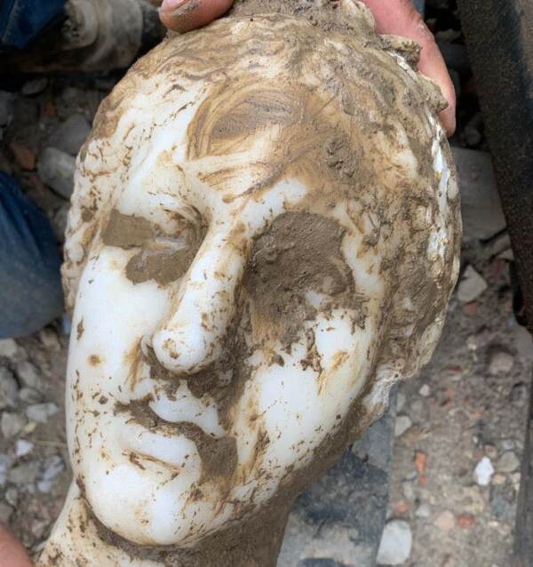 Roma, ritrovata testa di statua in piazza Augusto Imperatore