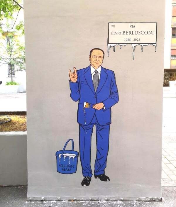Berlusconi, riappare murale a Milano dove il Cav fa le corna
