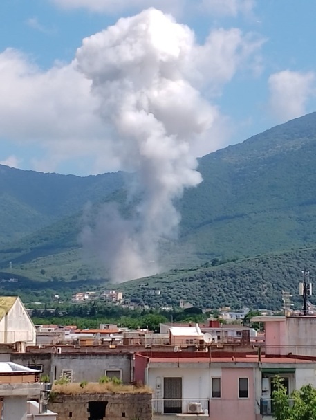 Napoli, esplosione in fabbrica fuochi artificio: morto un operaio
