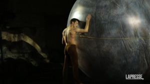 Roberto Bolle, le immagini della sua nuova commovente esibizione ‘Sphere’