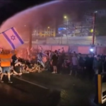 Israele, protesta a Tel Aviv: polizia usa cannoni ad acqua