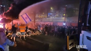 Israele, protesta a Tel Aviv: polizia usa cannoni ad acqua
