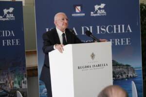 Vincenzo De Luca a Ischia in conferenza stampa