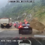 India, rocce giganti schiacciano auto in coda: il video