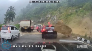 India, rocce giganti schiacciano auto in coda: il video