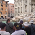 Roma invasa dai turisti, i residenti: “Caos sulla metro”