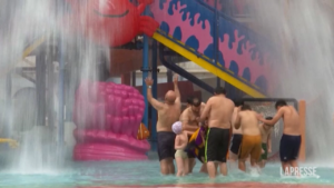 Iraq, caldo record a Baghdad: piscine prese d’assalto