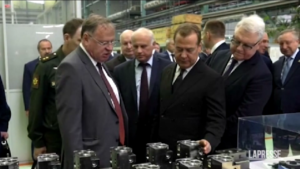 Russia, Medvedev visita un impianto di produzione militare