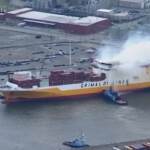New Jersey, continua a bruciare il cargo attraccato a Newark