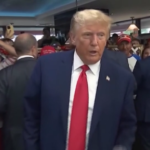 Usa 2024, Trump distribuisce gelati durante la tappa della campagna elettorale in Iowa